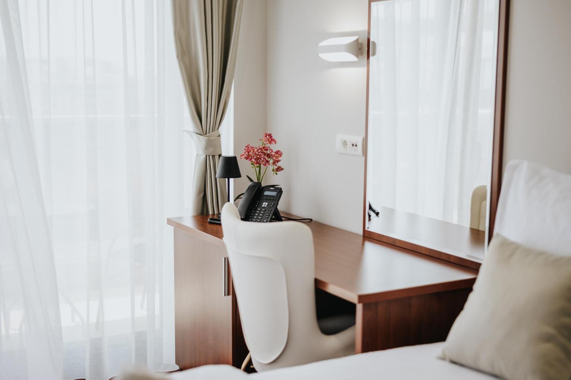 Bh Hotel Dobro Voda Добра вода Екстериор снимка